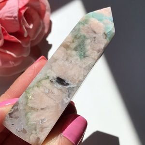 Green flower agate tower